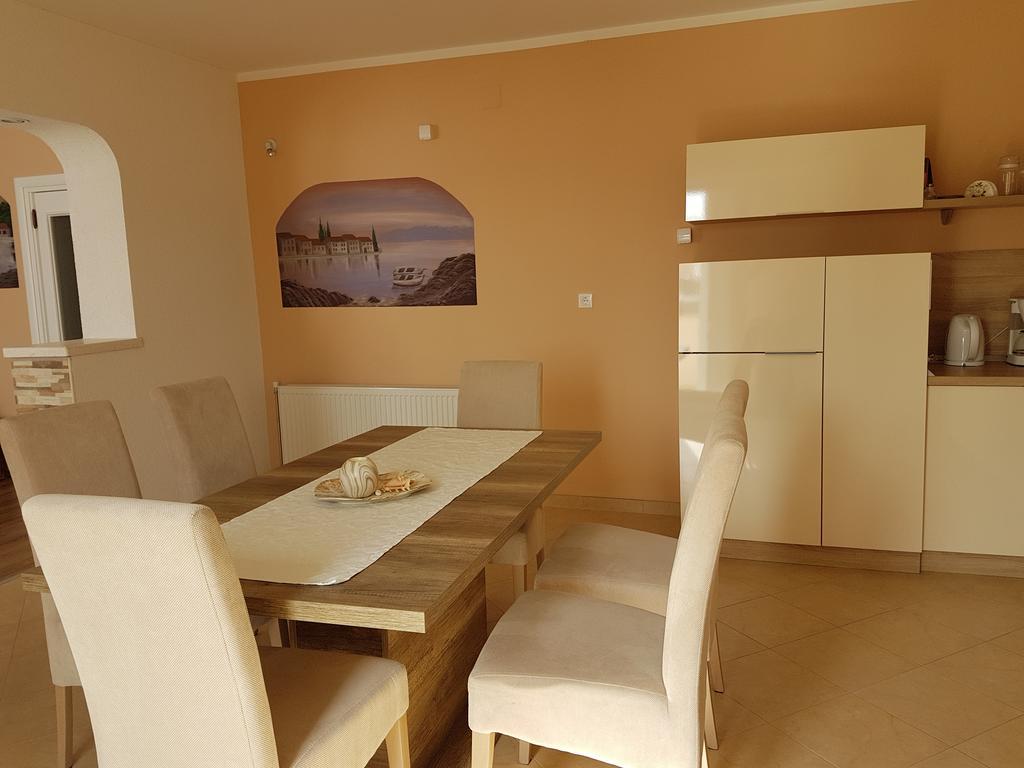 Apartments Suzana Novi Vinodolski Bagian luar foto