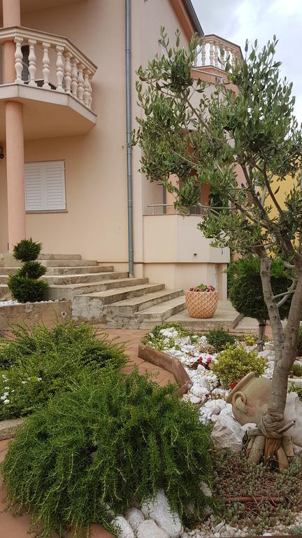 Apartments Suzana Novi Vinodolski Bagian luar foto